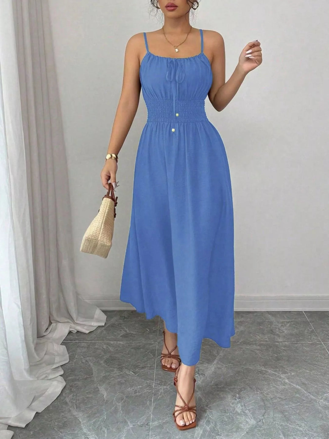 Robe Mi-Longue pour Femmes à Fines Bretelles et Smocks