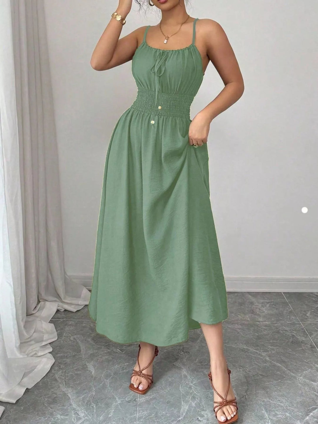 Robe Mi-Longue pour Femmes à Fines Bretelles et Smocks