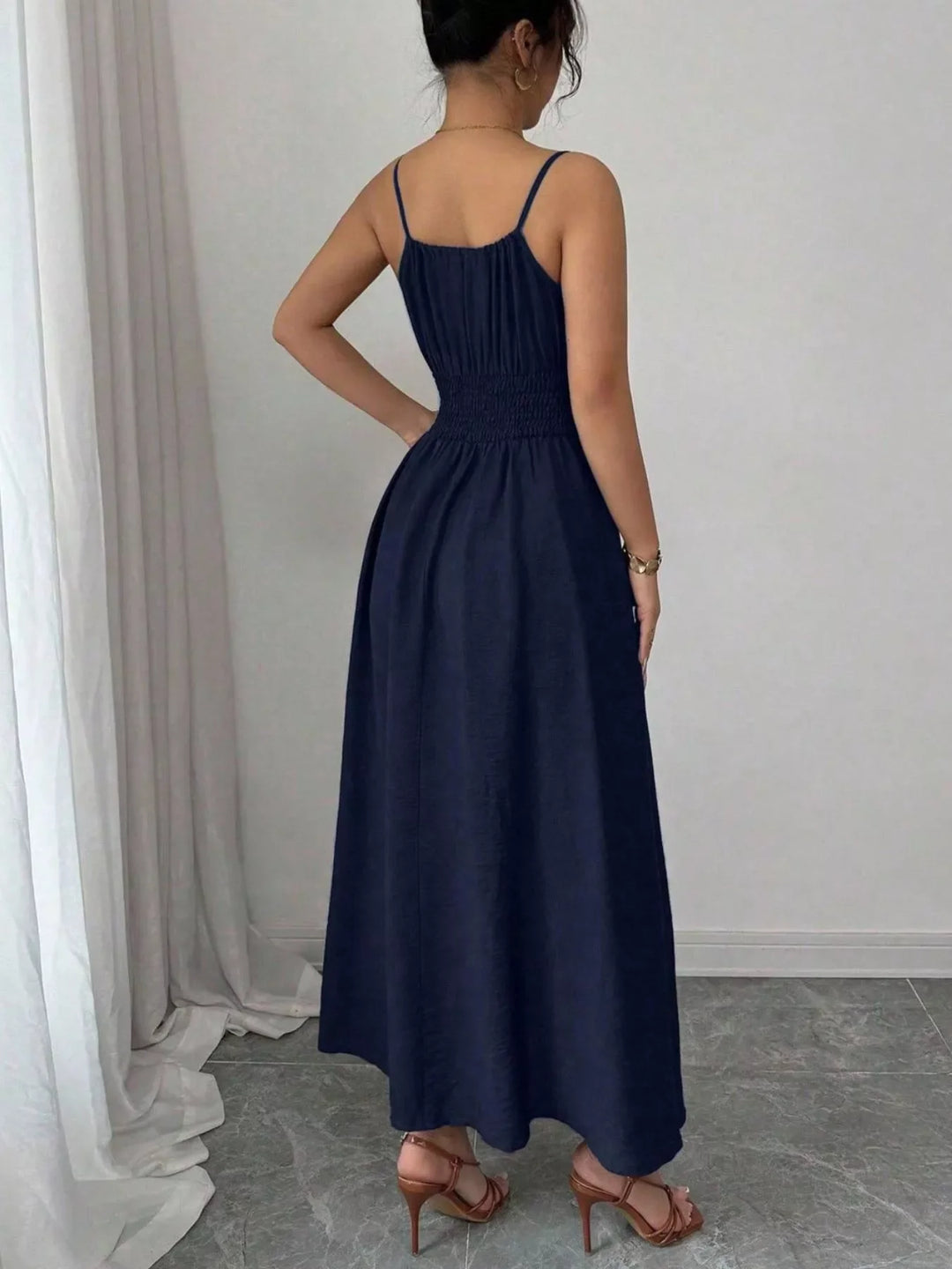Robe Mi-Longue pour Femmes à Fines Bretelles et Smocks