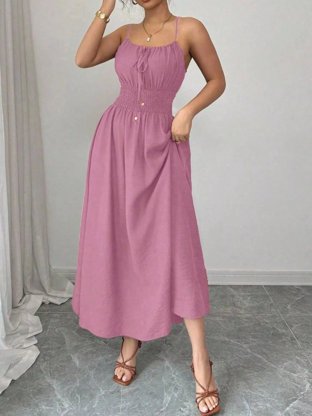 Robe Mi-Longue pour Femmes à Fines Bretelles et Smocks
