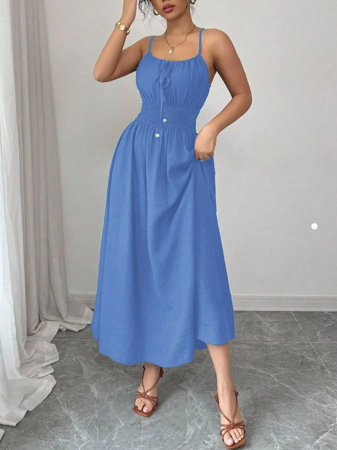 Robe Mi-Longue pour Femmes à Fines Bretelles et Smocks