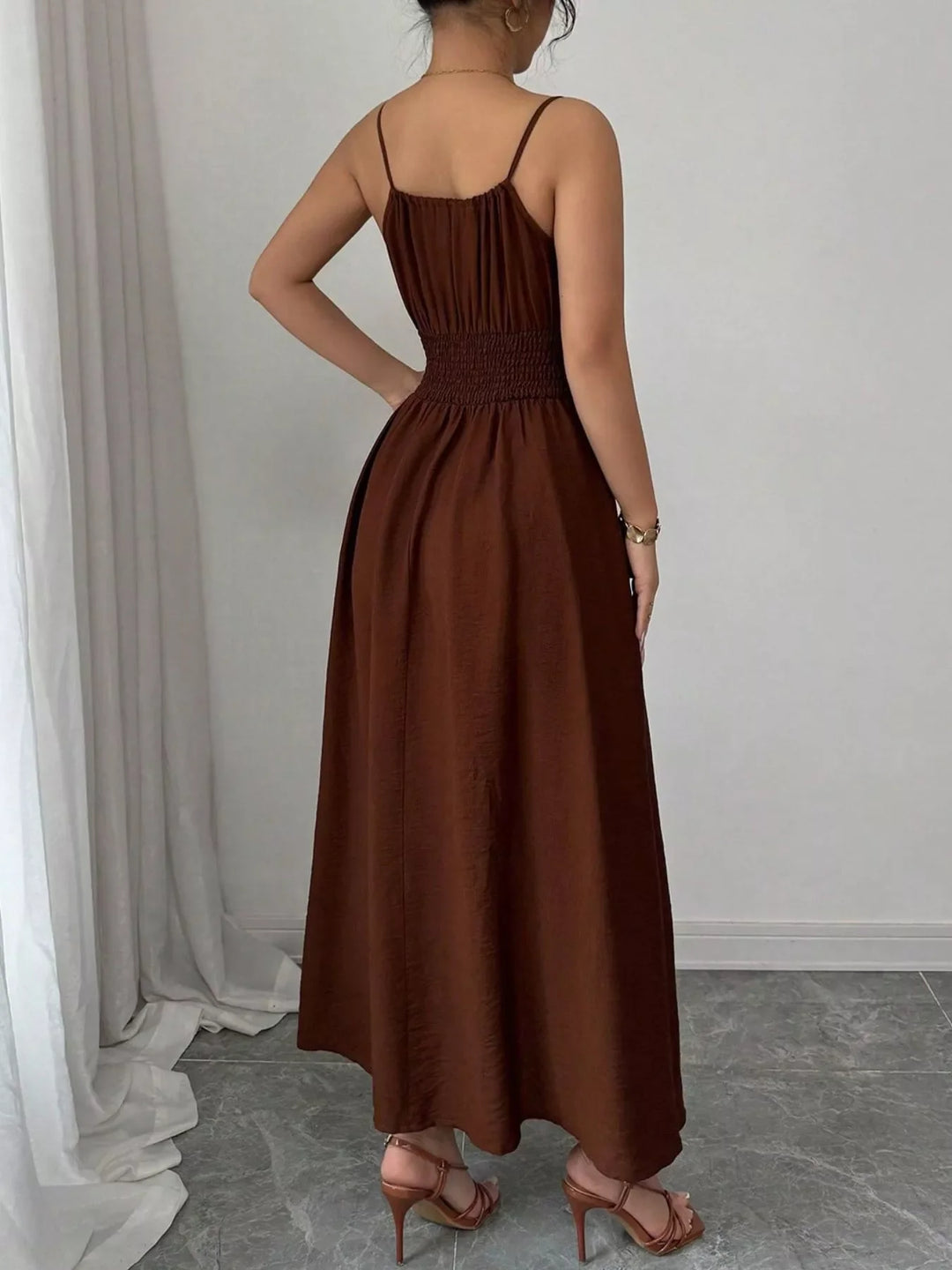Robe Mi-Longue pour Femmes à Fines Bretelles et Smocks