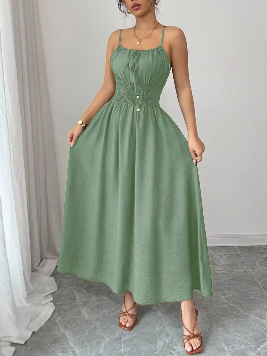 Robe Mi-Longue pour Femmes à Fines Bretelles et Smocks